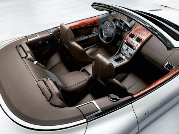 Aston Martin DB9 Volante интериор.